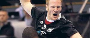Das tat weh. Die deutsche Mannschaft um den Magdeburger Stefan Kneer (oben) hatte mit den Tunesiern wenig Spaß und fand zu selten zu ihrem Spiel. Foto: dpa
