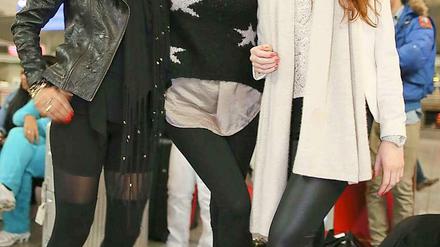 Model Fiona Erdmann, Schauspielerin Claudette Deckert und Georgina Fleur (l-r), Teilnehmerin der TV-Show"Bachelor" am Flughafens von Frankfurt am Main. 