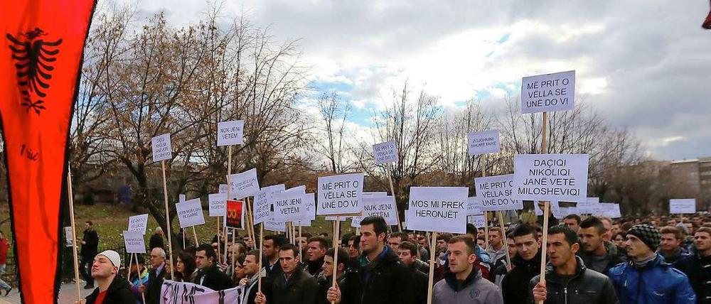 Kosovarische Studenten protestieren gegen den Abriss des Denkmals.