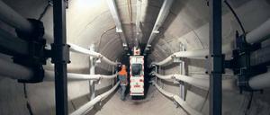 Volles Rohr. Nur noch wenige Hochspannungsleitungen verlaufen in Berlin an Masten. Auch die großen Kabel werden nach und nach in unterirdische Kanäle verlegt.
