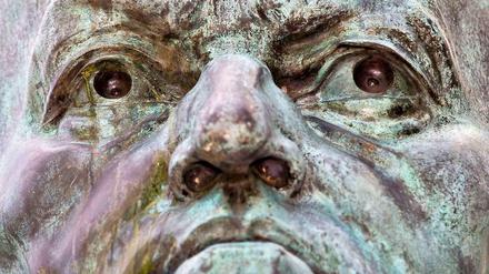 Die Wagner-Büste im Bayreuther Festspielpark aus dem Jahr 1986 stammt von Arno Breker, der vor allem für seine Nazi-Bildhauerkunst berühmt war. Um die Hundeskulpturen im gleichen Park, gestaltet von dem Künstler Ottmar Hörl, hatte es 2004 große Aufregung gegebeben.