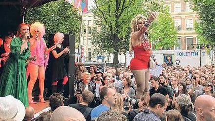 Amsterdam galt immer als Beispiel für ein friedliches Miteinander der verschiedenen Kulturen und gesellschaftlichen Gruppen. Wer Schwule mobbt, wird künftig in Container umgesiedelt. 