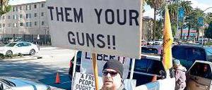 Ein Aktivist protestiert gegen das Programm „Waffen gegen Gutscheine“. Foto: AFP