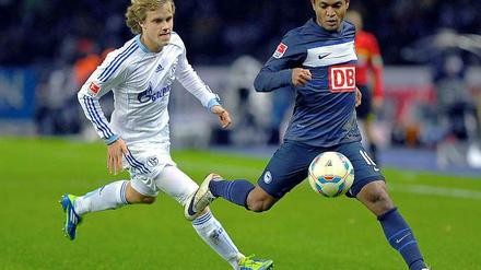 Seitenwechsel: Nach seinem Zwischenstopp in Kiew kehrt der der Ex-Berliner Raffael in die Bundesliga zurück, diesmal geht's zu Schalke 04. Teemu Pukki wartet schon (l.).