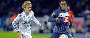 Seitenwechsel: Nach seinem Zwischenstopp in Kiew kehrt der der Ex-Berliner Raffael in die Bundesliga zurück, diesmal geht's zu Schalke 04. Teemu Pukki wartet schon (l.).