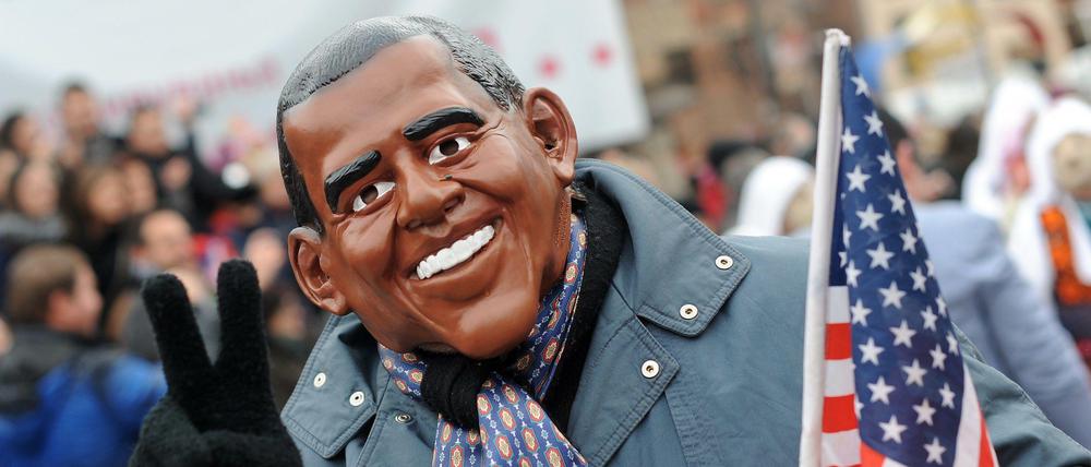 Um nicht selbst in der Schusslinie seiner Kritiker zu stehen, schickt Präsident Obama zur Verkündung neuer Regulierungs-Gesetze gerne Doppelgänger. Noch ist diese perfide Taktik nicht aufgeflogen.