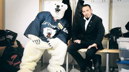 Kurz vor dem Spiel in der Umkleidekabine der Eisbären: Robbi Haschker (rechts) im feinen Zwirn, Bullys Maskottchenkörper im Trikot daneben.
