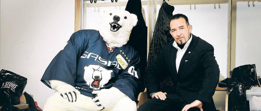 Kurz vor dem Spiel in der Umkleidekabine der Eisbären: Robbi Haschker (rechts) im feinen Zwirn, Bullys Maskottchenkörper im Trikot daneben.