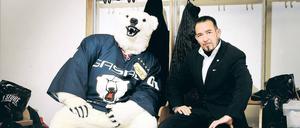 Kurz vor dem Spiel in der Umkleidekabine der Eisbären: Robbi Haschker (rechts) im feinen Zwirn, Bullys Maskottchenkörper im Trikot daneben.
