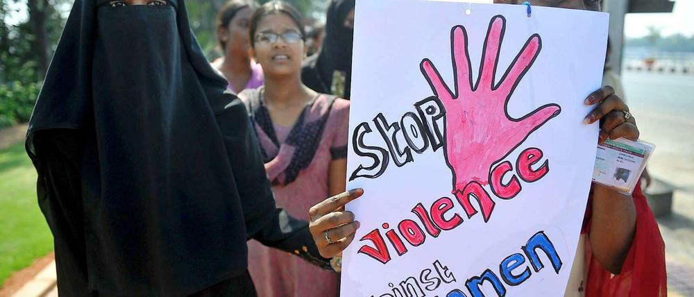 Demonstrantinnen in Indien verlangen einen besseren Schutz von Frauen vor Gewalt.