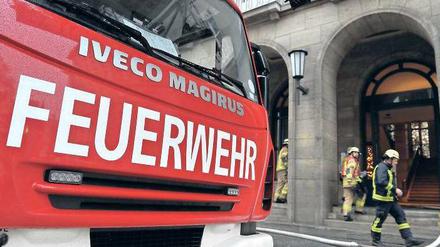 Einsatz in Mitte. Das Büro von Finanzsenator Ulrich Nußbaum ist am Sonnabend ausgebrannt. Auslöser war vermutlich ein vergessenes Adventsgesteck. Der Senator kam mit dem Taxi in die Klosterstraße. Im Foyer begrüßte er Polizisten. 
