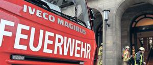Einsatz in Mitte. Das Büro von Finanzsenator Ulrich Nußbaum ist am Sonnabend ausgebrannt. Auslöser war vermutlich ein vergessenes Adventsgesteck. Der Senator kam mit dem Taxi in die Klosterstraße. Im Foyer begrüßte er Polizisten. 