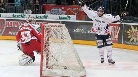Doppelter Däne. Mads Christensen bejubelt sein Tor zum 2:1, davor hatte der Eisbären-Stürmer bereits das 1:1 erzielt. 