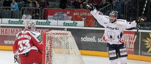 Doppelter Däne. Mads Christensen bejubelt sein Tor zum 2:1, davor hatte der Eisbären-Stürmer bereits das 1:1 erzielt. 