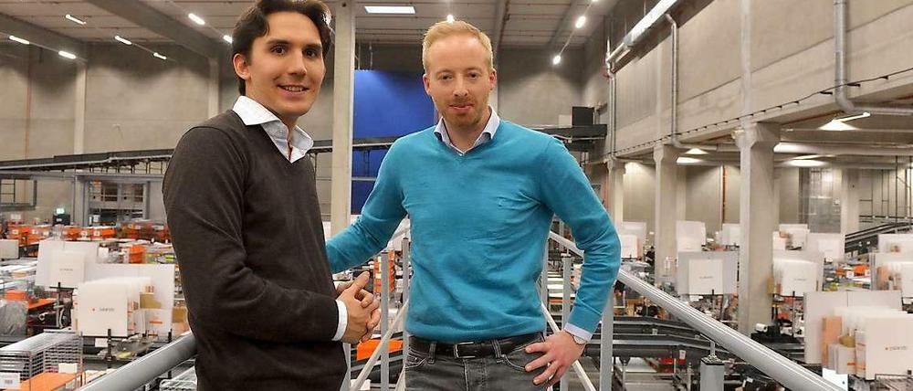 Investieren in Stahl und Beton: Logistik-Chef David Schröder (l) und Zalando-Geschäftsführer Rubin Ritter (r) bei der Eröffnung des Logistikzentrums in Erfurt. Nach ihren Angaben ist es das größte Warenlager für Schuhe und Mode in Europa.