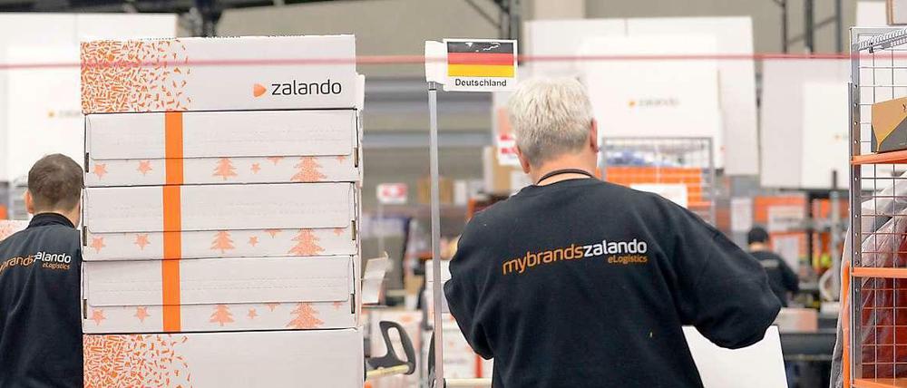 Päckchen packen für Zalando: In Erfurt, Brieselang und im künftigen Logistikzentrum Mönchengladbach sollen nur eigens angestellte Leute arbeiten, für mindestens 8,50 Euro die Stunde.
