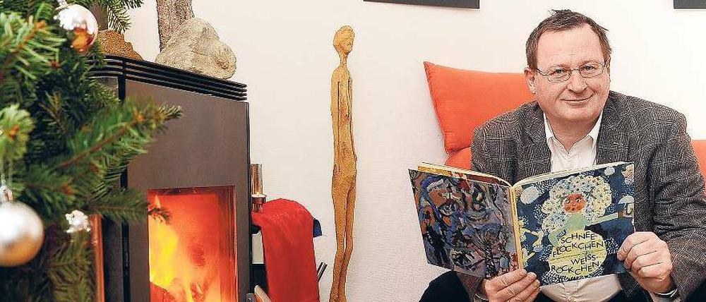 Dichter und Lenker. Jens-Holger Kirchner mit dem Buch, in dem sein Werk aus Kinderzeiten erschienen ist. Seit dem Runden Tisch 1989 ist er politisch aktiv, seit 2005 Stadtrat.