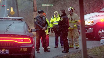 Polizisten stehen auf der gesperrten Landstraße im US-Bundesstaat Pennsylvania. Ein Mann erschoss drei Menschen und tötete sich anschließend selbst.