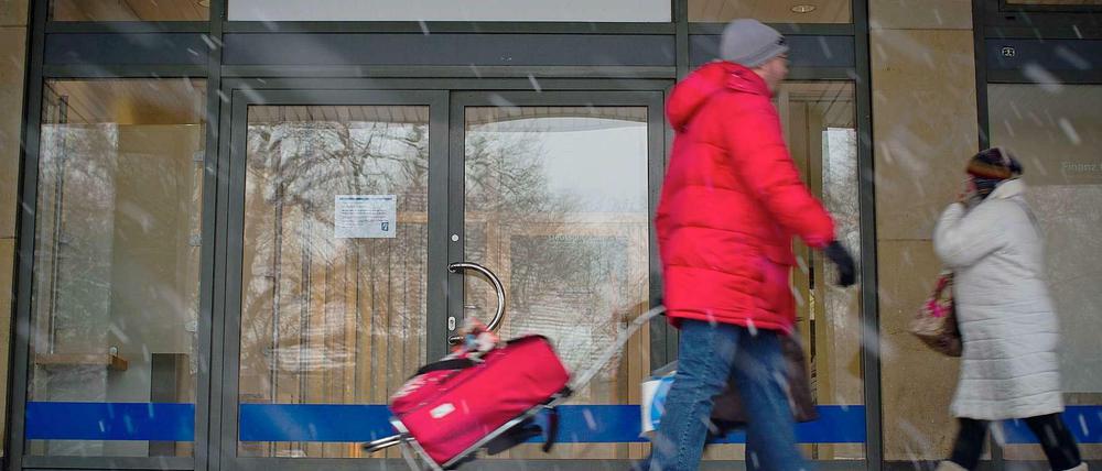 die Deutsche Bank-Filliale in Berlin-Zehlendorf einen Tag nach dem Übefall.