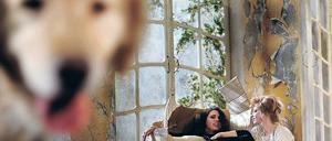 Hundeelend. Eva Meckbach und Jenny König mit dem sehr braven Golden Retriever Kira.