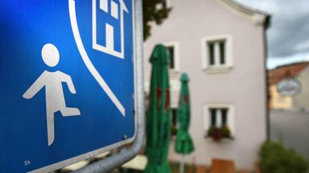 Klassische bürgerliche Lebensformen (Mutter, Vater, Kind, Haus mit Garten und Garage) werden seltener, was auch gesellschaftspsychologische Folgen hat.