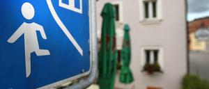 Klassische bürgerliche Lebensformen (Mutter, Vater, Kind, Haus mit Garten und Garage) werden seltener, was auch gesellschaftspsychologische Folgen hat.