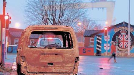 Erinnerungen an die Vergangenheit kommen hoch, seit pro-britische Protestanten in Belfast Autos anzünden und Polizisten angreifen.