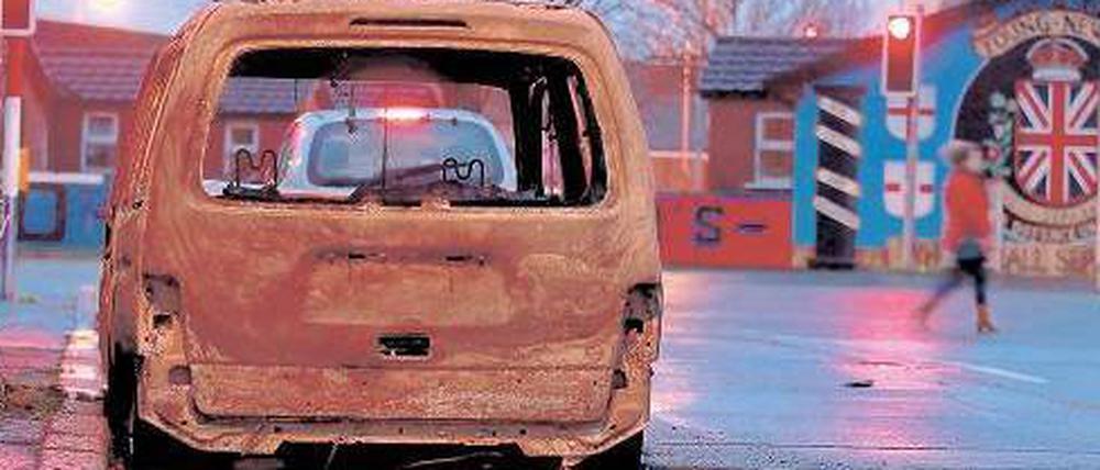 Erinnerungen an die Vergangenheit kommen hoch, seit pro-britische Protestanten in Belfast Autos anzünden und Polizisten angreifen.