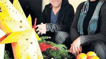 Hilfe für die Helfer gesucht. Violetta Zokowa und Gerhard Schönborn kümmern sich im Café Neustart um die Frauen von der Kurfürstenstraße. Foto: Kitty Kleist-Heinrich