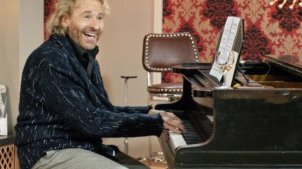 Unser Mann am Klavier. Thomas Gottschalk verabschiedet sich klimpernd von seinen Zuschauern.