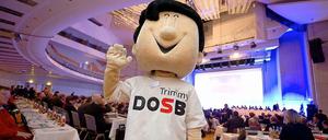 Bei der Veranstaltung "100 Jahre deutsches Sportabzeichen" waren nicht alle so begeistert wie das DOSB-Maskottchen Timmy.