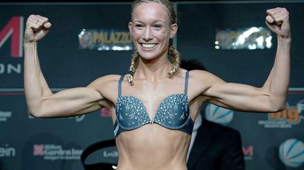 Das Titelgirl des Kickboxens: Christine Theiss posiert beim offiziellen Wiegen vor ihrem Kampf gegen Sanja Samardzic.