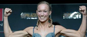 Das Titelgirl des Kickboxens: Christine Theiss posiert beim offiziellen Wiegen vor ihrem Kampf gegen Sanja Samardzic.