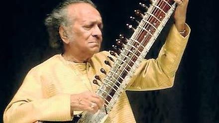 Zwischen Ost und West. Ravi Shankar in Neu-Delhi (2004). Foto: AFP