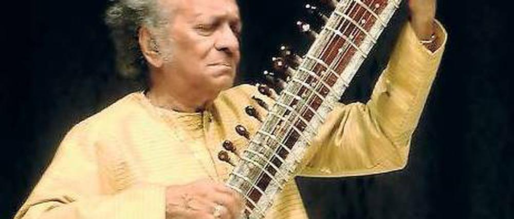 Zwischen Ost und West. Ravi Shankar in Neu-Delhi (2004). Foto: AFP