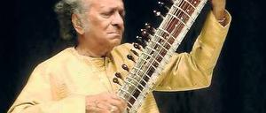 Zwischen Ost und West. Ravi Shankar in Neu-Delhi (2004). Foto: AFP