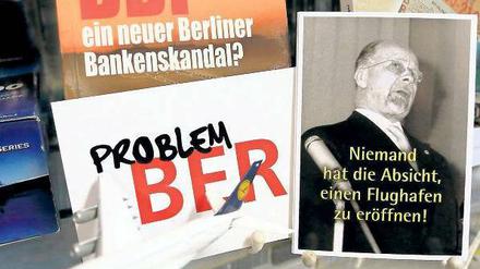 Postkarten zum Flughafen BER in Berliner Souvenirläden.