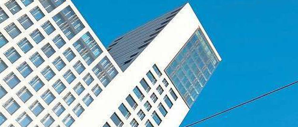 Nur außen fertig. Im knapp 119 Meter hohen Zoofenster-Hochhaus bereitet Waldorf-Astoria noch immer die Hoteleröffnung vor. Online sind Buchungen ab Februar möglich. 