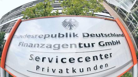 Im Stress. Fast die Hälfte der 300 Mitarbeiter der Finanzagentur beschäftigt sich derzeit mit Beschwerden und Anfragen. Foto: pa/dpa