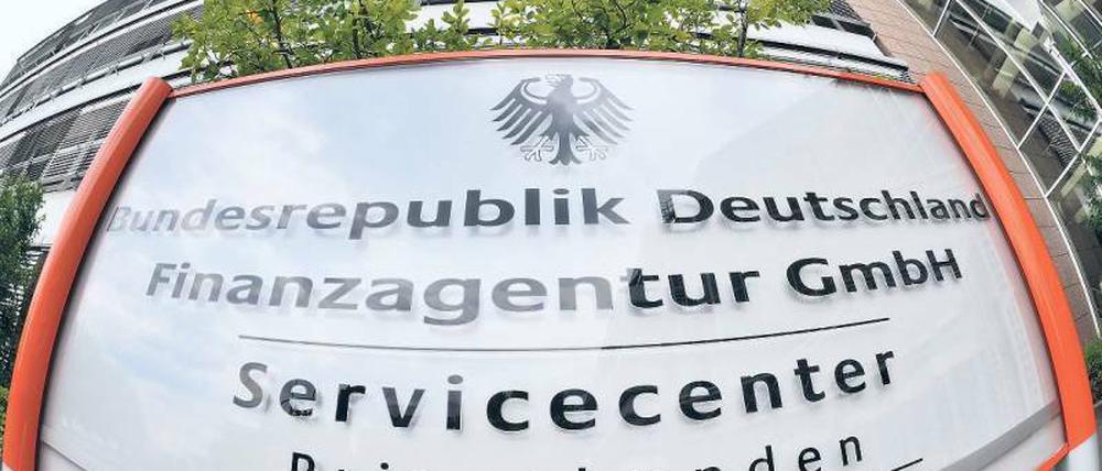 Im Stress. Fast die Hälfte der 300 Mitarbeiter der Finanzagentur beschäftigt sich derzeit mit Beschwerden und Anfragen. Foto: pa/dpa