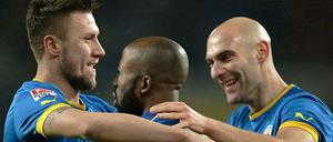 Braunschweigs Dominick Kumbela (M) freut sich über seinen Treffer zum 1:0 mit Damir Vrancic (r) und Ermin Bicakcic.