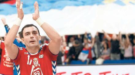 Oh wie groß ist Serbien… Rajko Prodanovic feiert vor einer riesigen Nationalflagge in der Arena von Belgrad. 