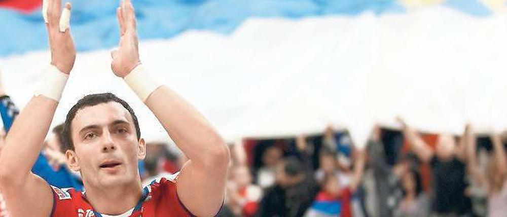 Oh wie groß ist Serbien… Rajko Prodanovic feiert vor einer riesigen Nationalflagge in der Arena von Belgrad. 
