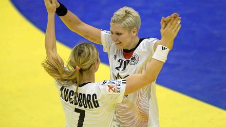 Strahlende Siegerin. Die deutsche Nationalspielerin Natalie Augsburg (l.) feiert den Überraschungssieg gegen Montenegro mit Anja Althaus.