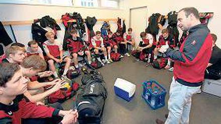 Kabinenpredigt. Hanning mit der A-Jugend der Füchse im Sportforum. Foto: Camera 4