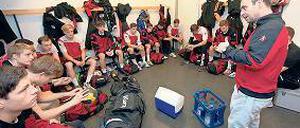 Kabinenpredigt. Hanning mit der A-Jugend der Füchse im Sportforum. Foto: Camera 4