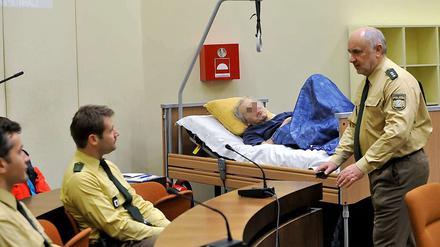 Für den Prozess wurde der Angeklagte im Krankenbett in den Gerichtssaal geschoben.