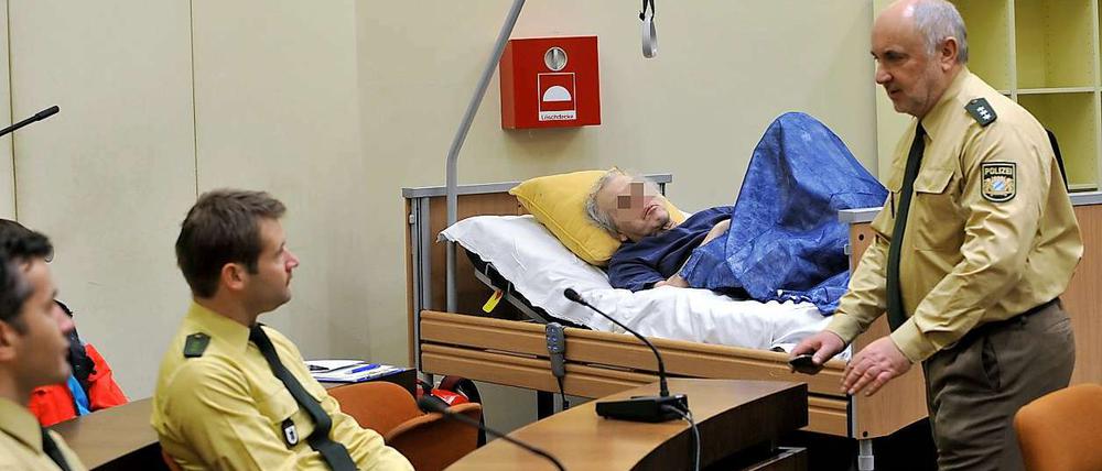 Für den Prozess wurde der Angeklagte im Krankenbett in den Gerichtssaal geschoben.