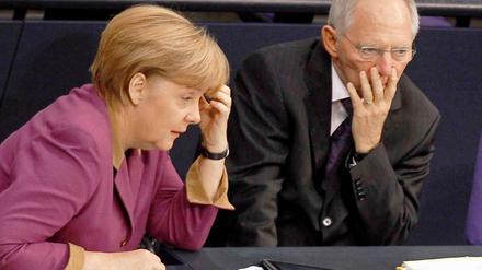 Die Regierung hat bei der Abstimmung über das Hilfspaket für Griechenland die symbolisch wichtige Kanzlermehrheit verfehlt.