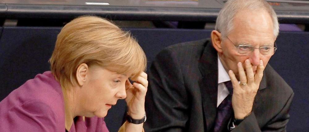 Die Regierung hat bei der Abstimmung über das Hilfspaket für Griechenland die symbolisch wichtige Kanzlermehrheit verfehlt.